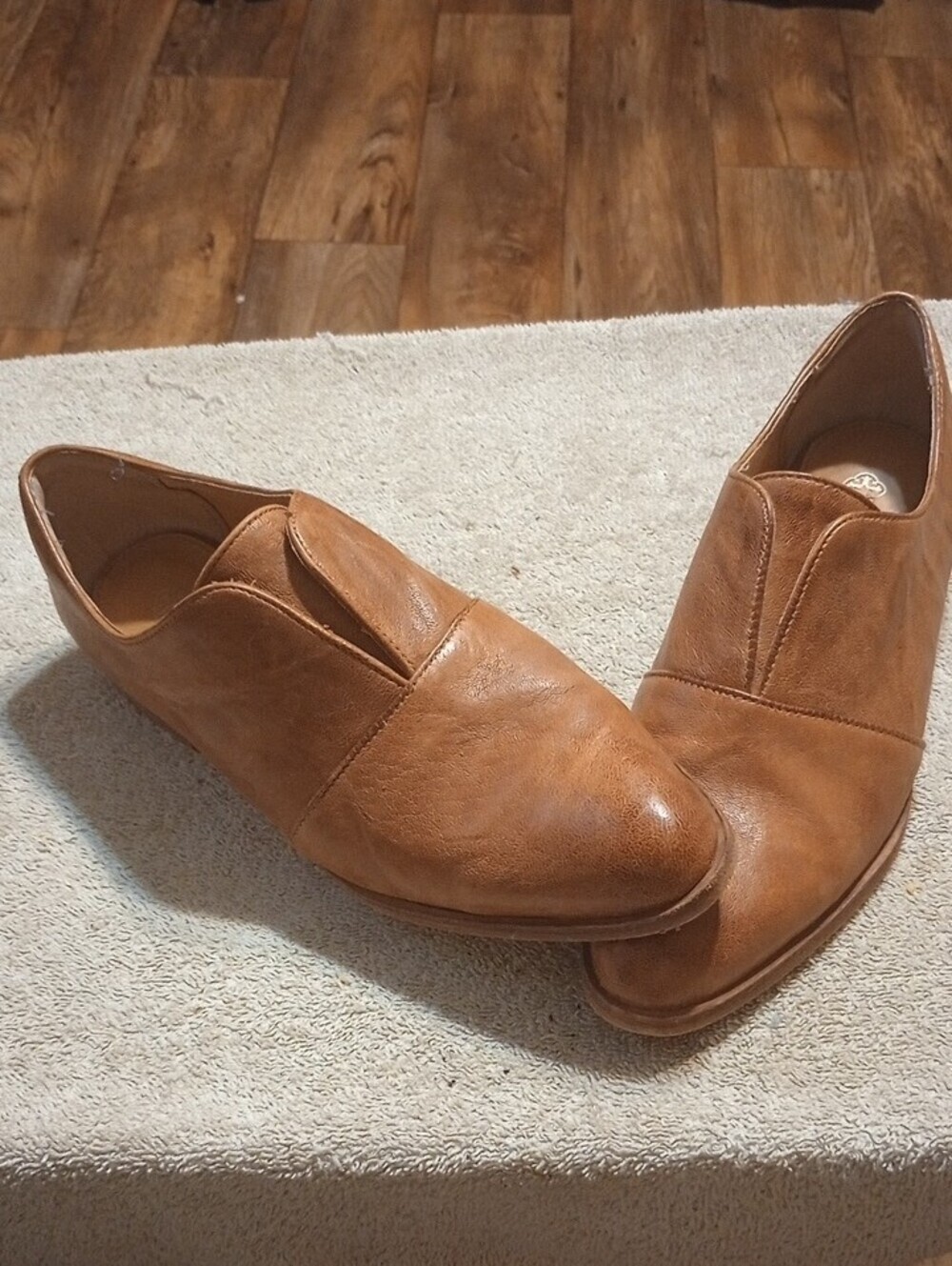 Women's Classic Isola Tan Leather Slip-On Loafers Size 9M - Picture 7 of 9